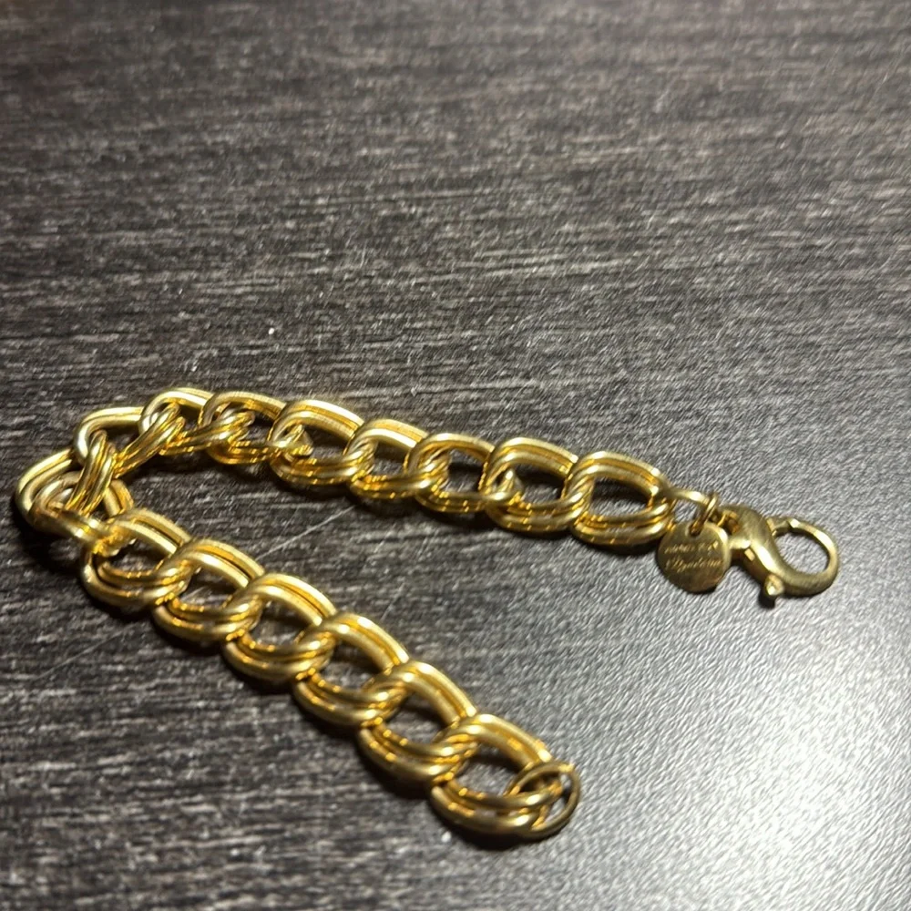 Elegant Gold Chain Bracelet